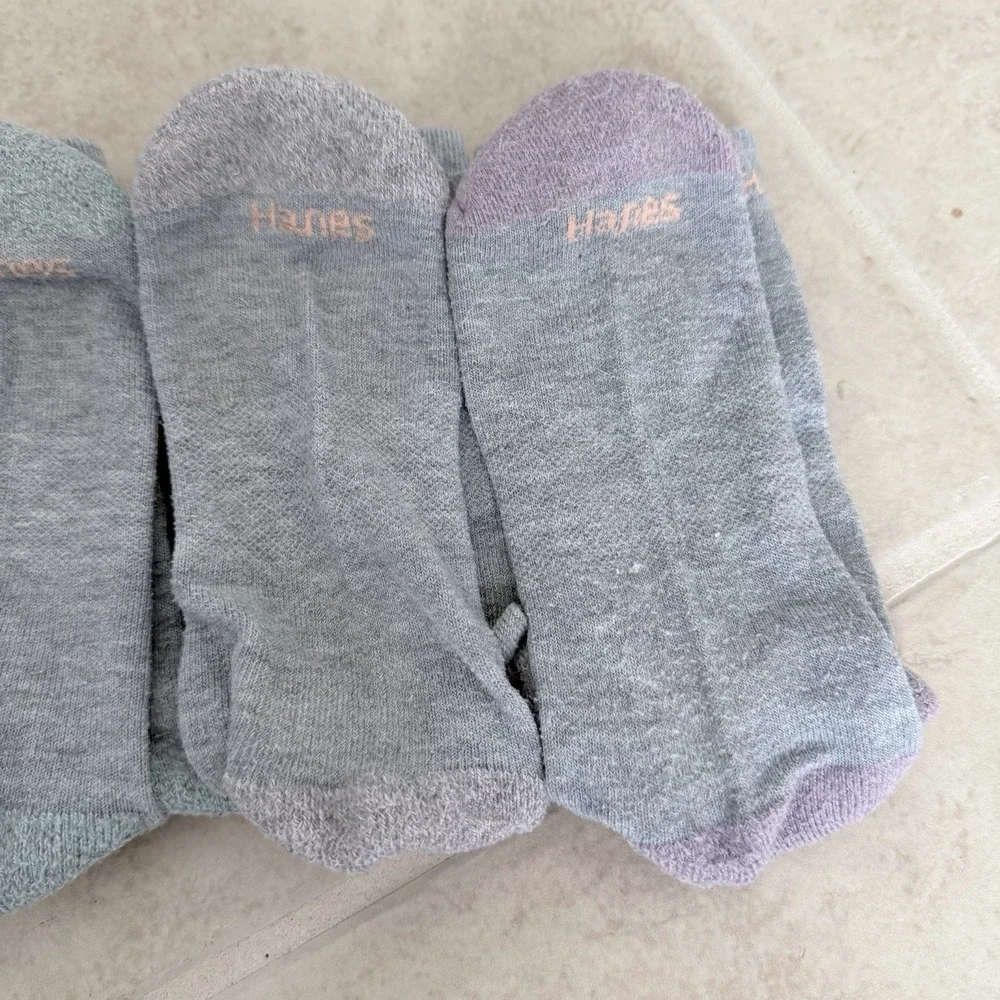 HANES WOMEN'S CREW SOCKS GRAY  SHOE SIZE‎ 5-9 -  5 Pair